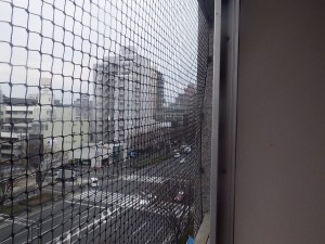 マンションのベランダ　防鳥ネット取り付け工事　京都市スライダー2