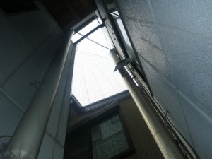 ビル吹抜け部分の防鳥作業｜京都市中京区スライダー3