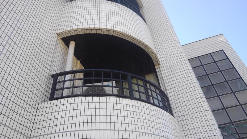 賃貸マンションの防鳥ネット設置工事｜京都市北区スライダー1