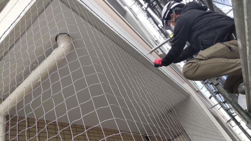賃貸マンションの防鳥ネット取付作業｜京都市左京区スライダー3