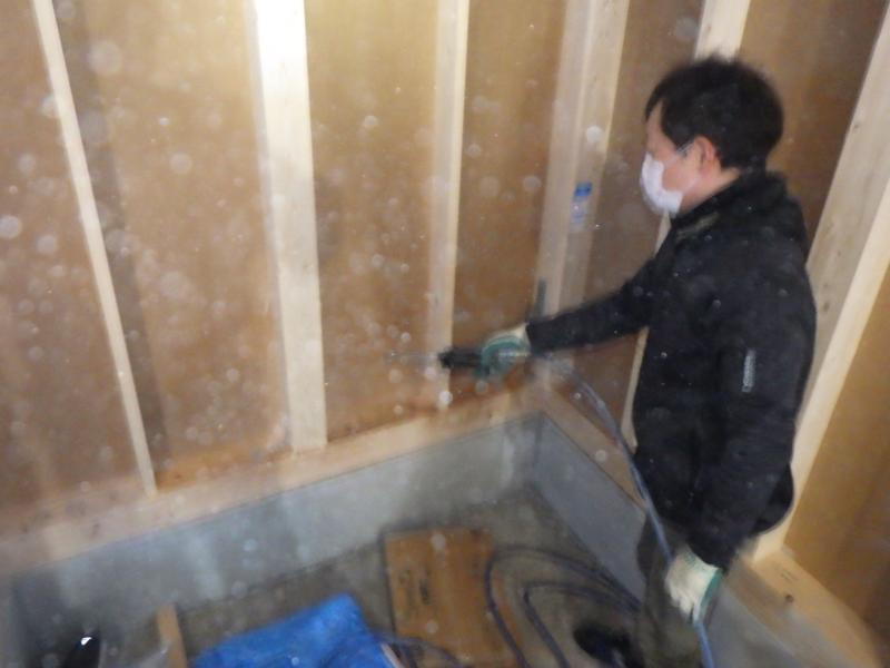 ホウ酸を使用した新築住宅の白蟻予防作業｜京都市北区スライダー4