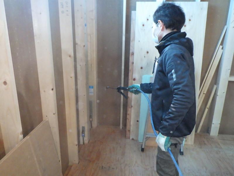 ホウ酸を使用した新築住宅の白蟻予防作業｜京都市北区スライダー3