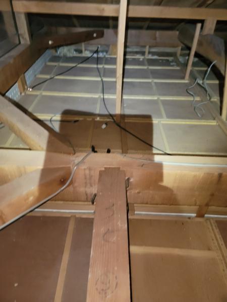 ネズミ対策　天井裏捕獲粘着板設置作業｜京都市北区スライダー1