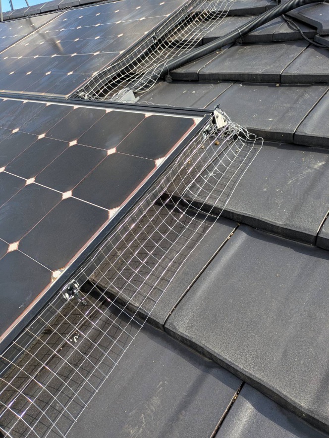 太陽光パネル防鳥工事｜滋賀県守山市スライダー4