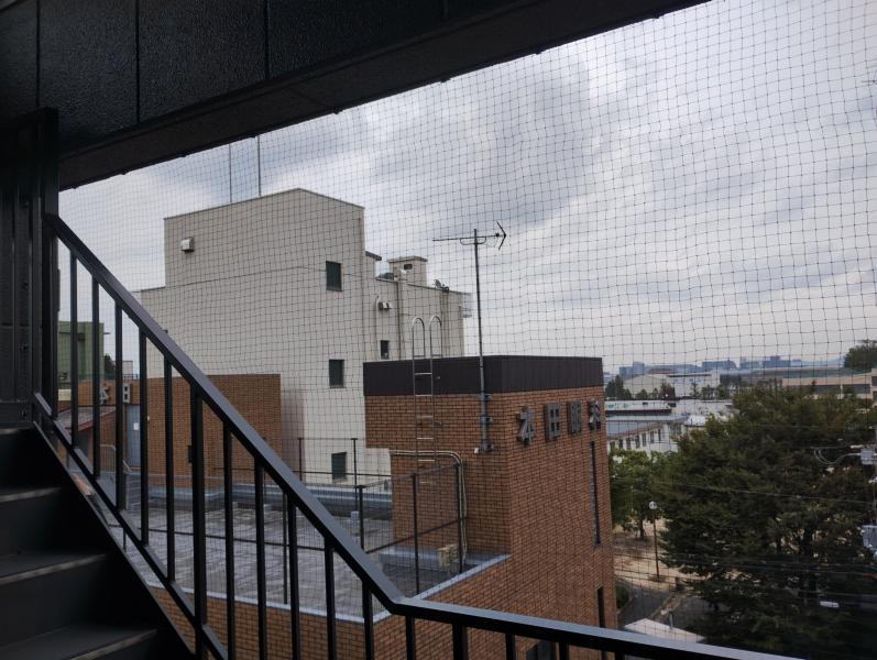マンション階段部の防鳥工事｜滋賀県大津市スライダー3