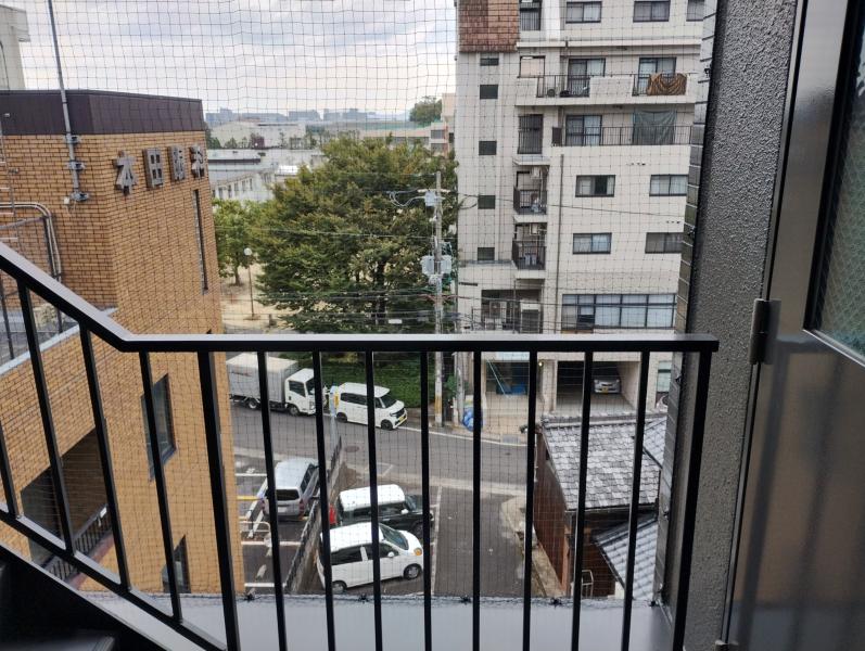 マンション階段部の防鳥工事｜滋賀県大津市スライダー5