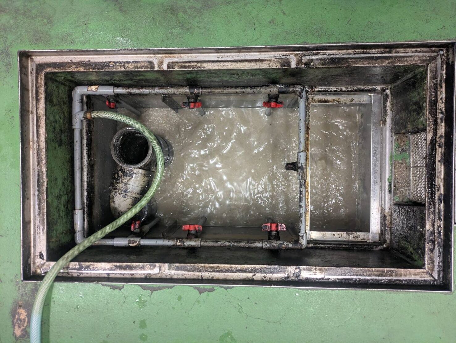 施設内厨房コバエ対策作業/京都府京都市西京区スライダー4