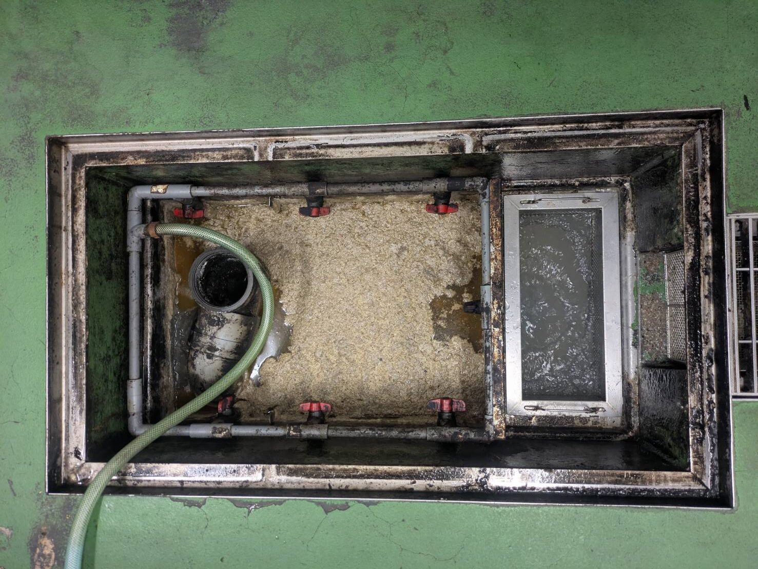 施設内厨房コバエ対策作業/京都府京都市西京区スライダー3