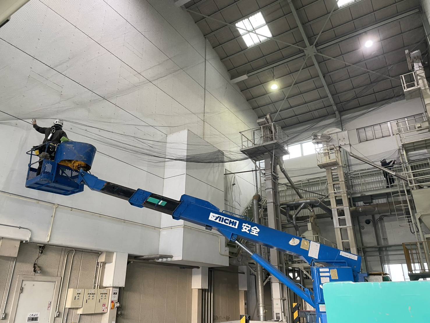 工場内防鳥ネット交換作業/滋賀県野洲市スライダー2