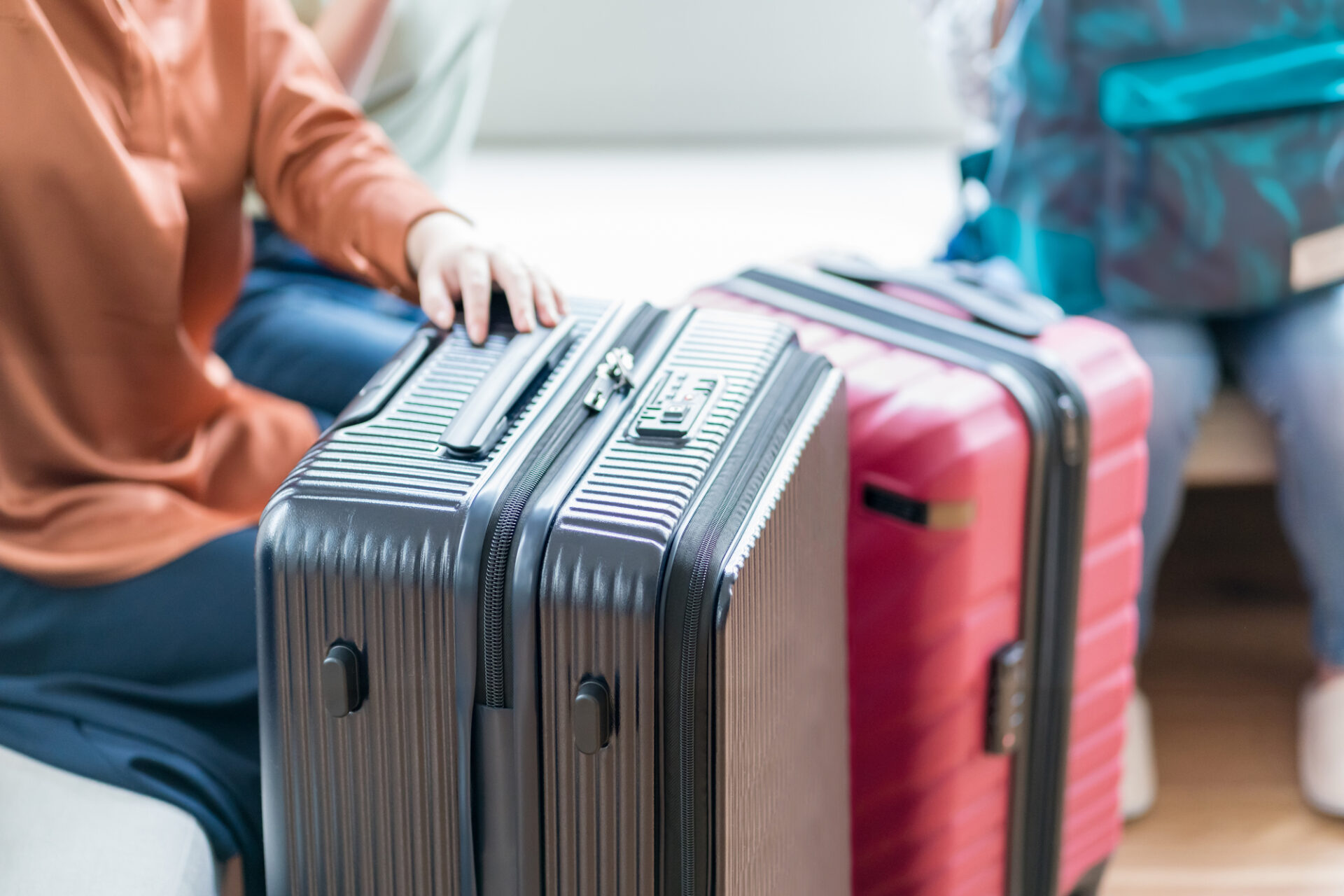 旅行客とスーツケースなどの荷物