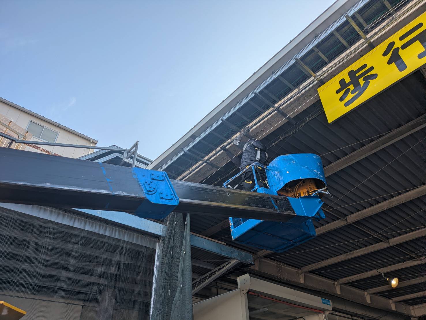 食品工場防鳥カーテンレール補修作業/兵庫県加古川市スライダー3