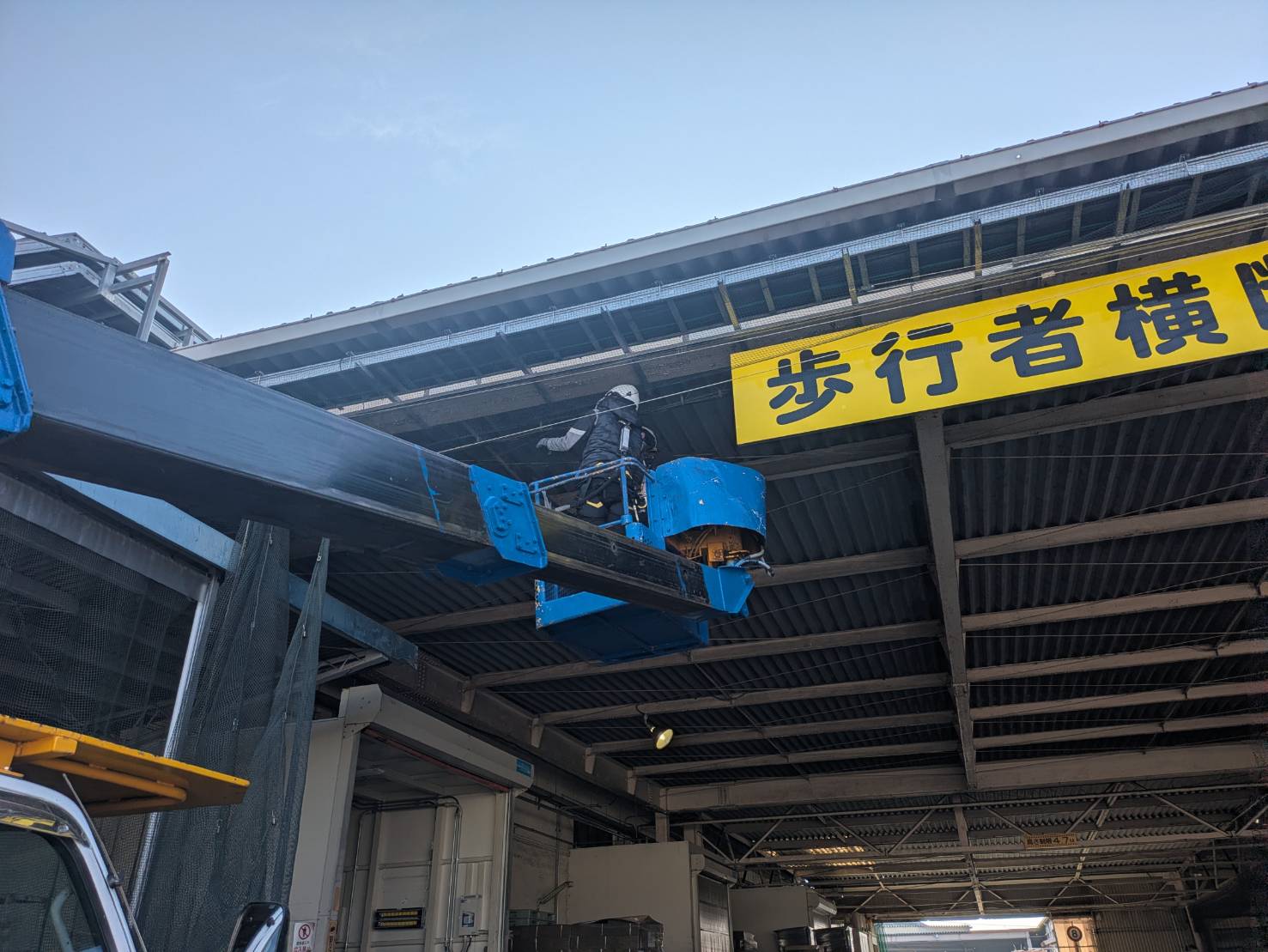 食品工場防鳥カーテンレール補修作業/兵庫県加古川市 イメージ