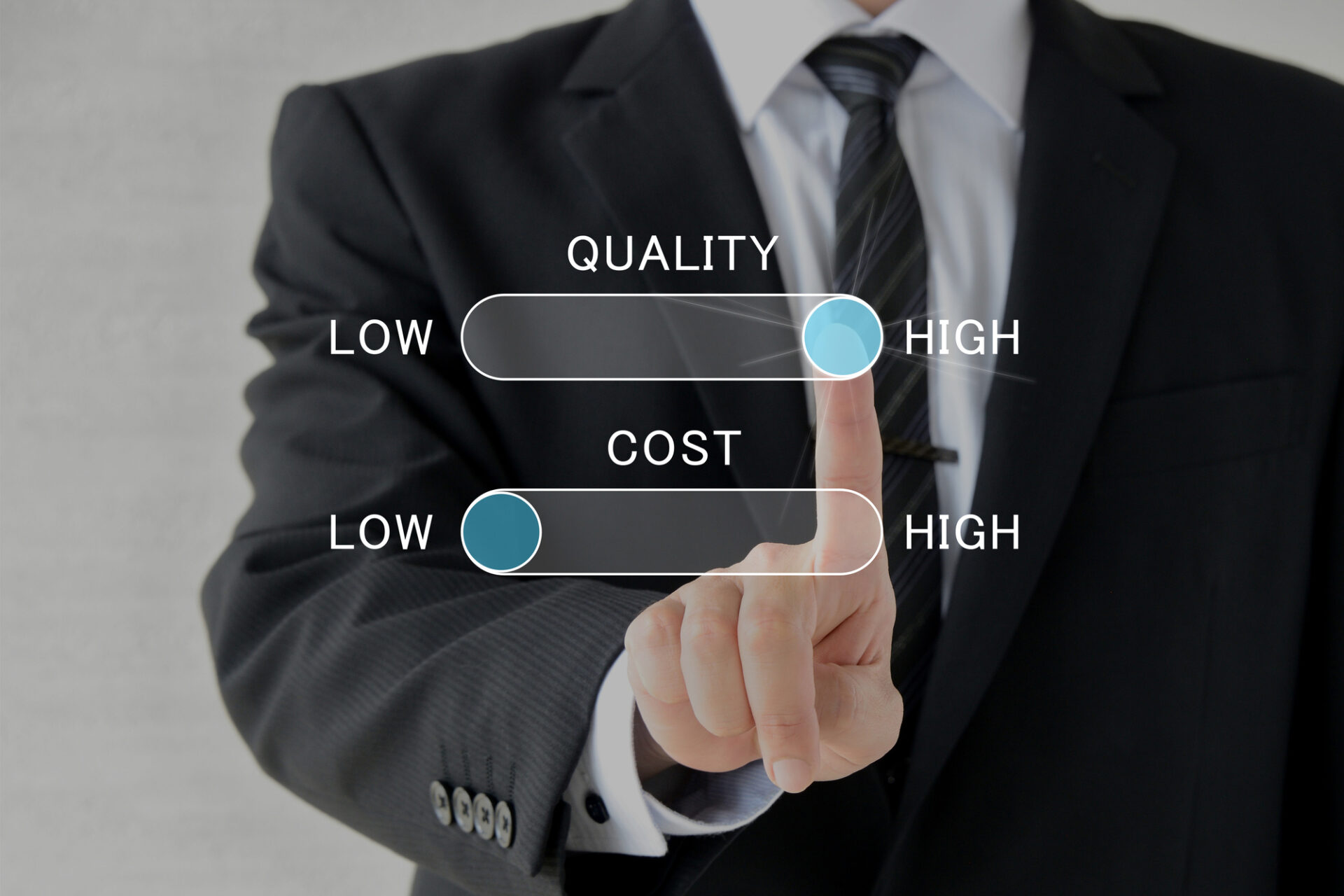 HIGH QUALITY・LOW COSTを指で示すスーツを着た男性