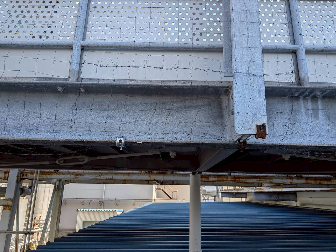 某食品メーカー防鳥ネット張り替え及び補修作業/兵庫県神戸市スライダー4