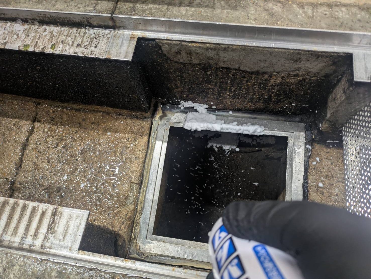 給食厨房害虫防除作業/京都市伏見区スライダー3