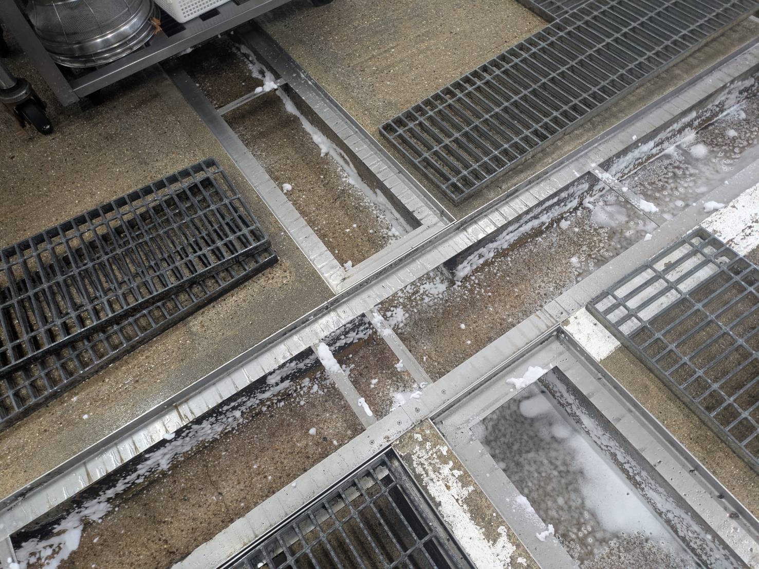 給食厨房害虫防除作業/京都市伏見区スライダー4