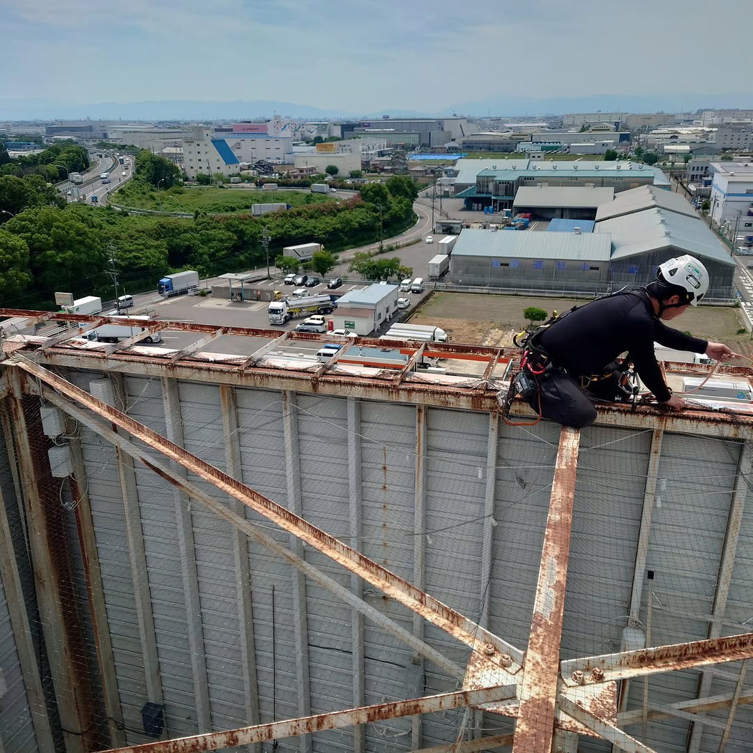 某宿泊施設屋上看板防鳥工事／愛知県小牧市スライダー4
