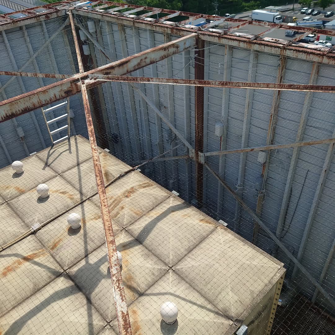 某宿泊施設屋上看板防鳥工事／愛知県小牧市スライダー5