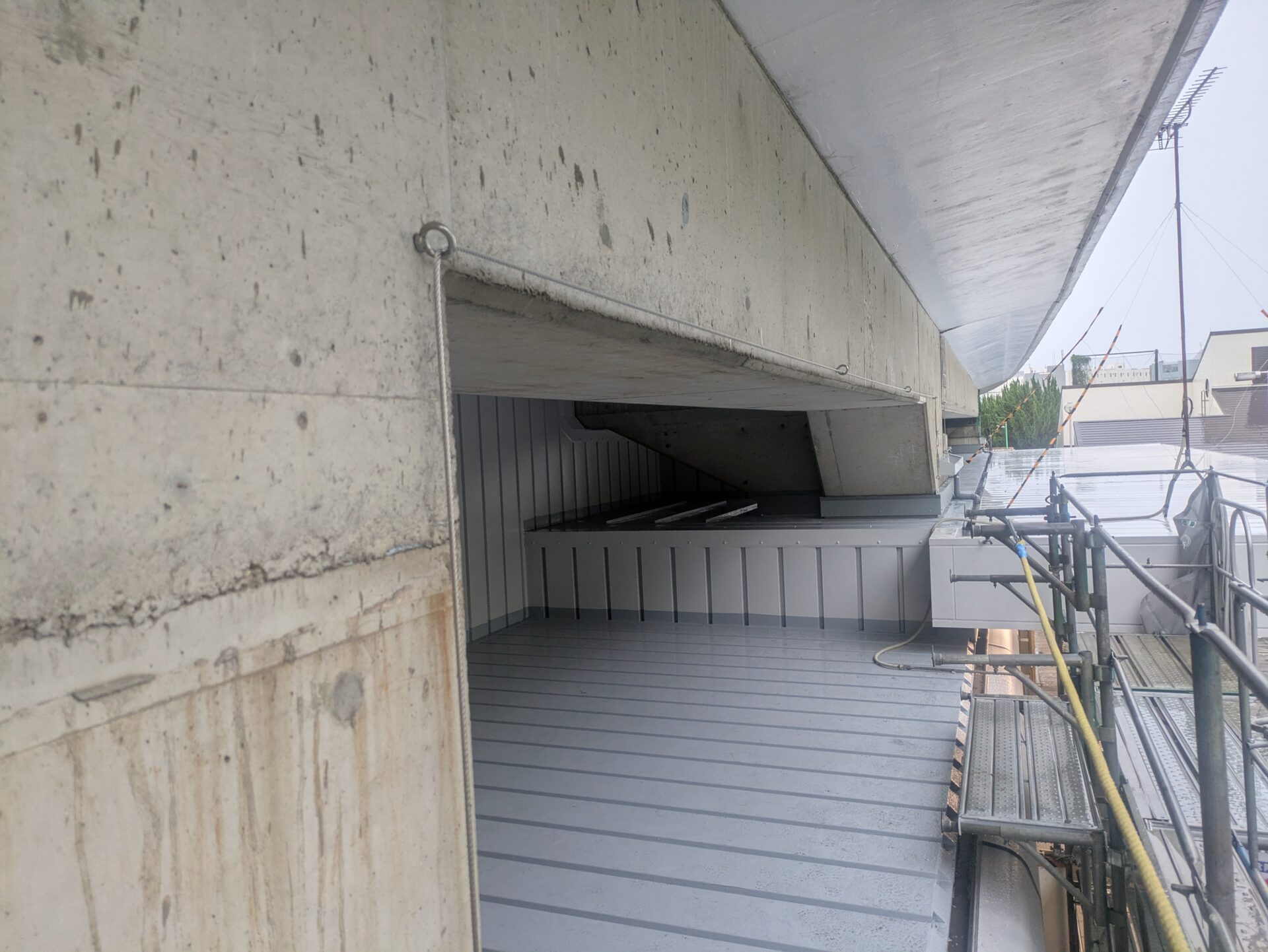 モノレール駅の防鳥工事|大阪市住之江区スライダー2